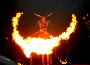 Feuershow auf Stelzen Feuershow auf Stelzen